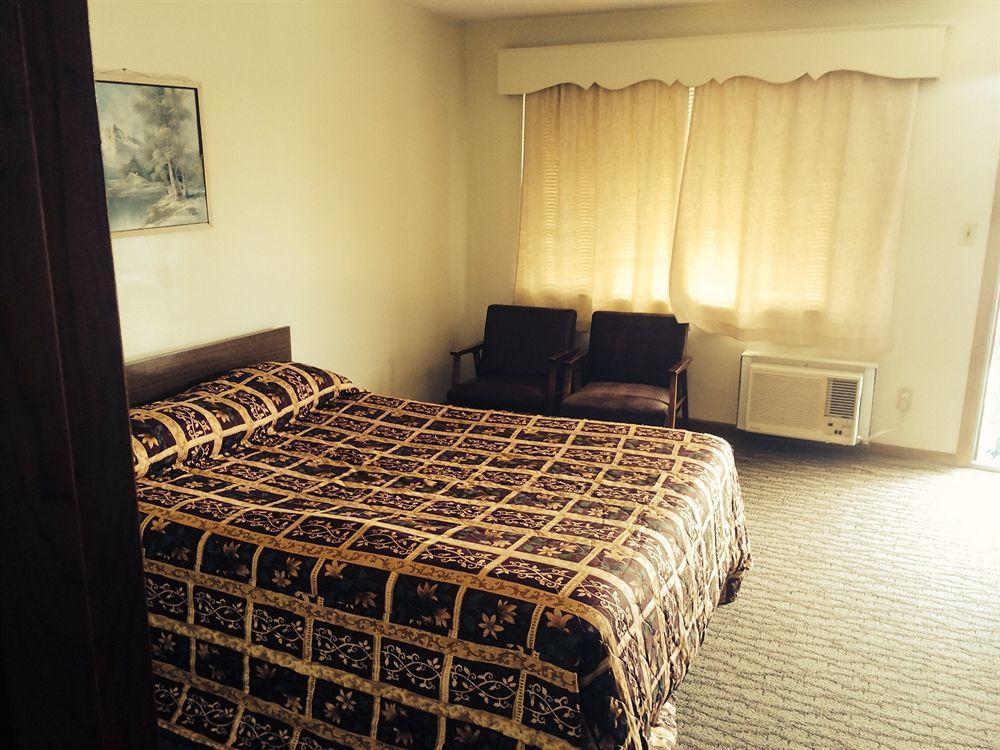 Plaza Inn Пибоди Экстерьер фото